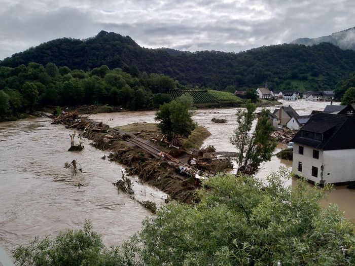Foto des Ahrhochwassers in Altenahr-Altenburg