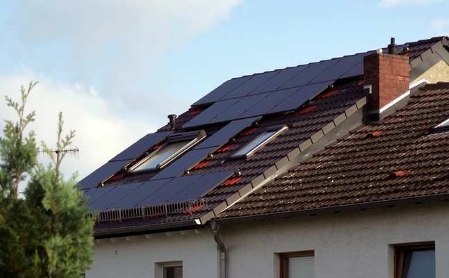 Dach mit Solarmodulen