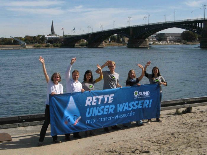 In Mainz demonstrieren Aktive von BUND und BUNDjugend für den Gewässerschutz.
